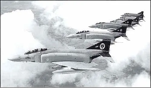 В воздухе многоцелевые Фантомы F4 Phantom II Осенью 1969 г на вооружении - фото 102