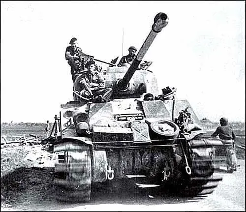 Американский танк периода Второй мировой войны М4 Sherman Шерман Днем - фото 139