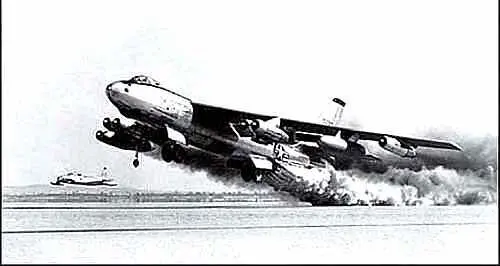Для этого В47Е Stratojet полет закончился не совсем удачно Американцы - фото 143