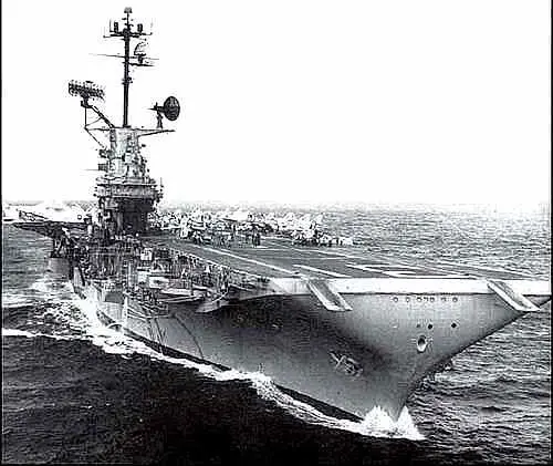 После капитального ремонта и реконструкции в 1955 г авианосец Бом Хом Ричард - фото 146