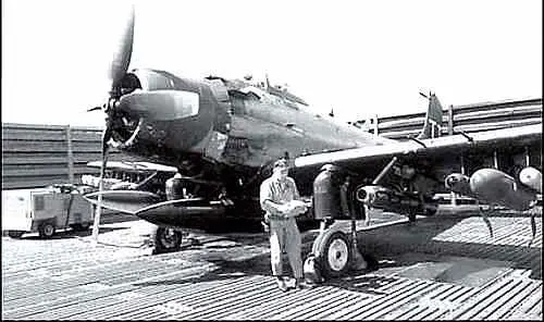 Американский палубный штурмовик А1Н Skyraider Скайрайдер с полной бомбовой - фото 154
