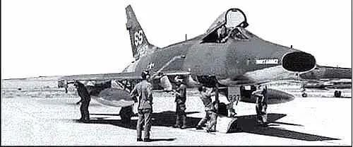 Самолет F100F Wild Weasel Уайт Уизл готовится к боевому заданию Наши - фото 177