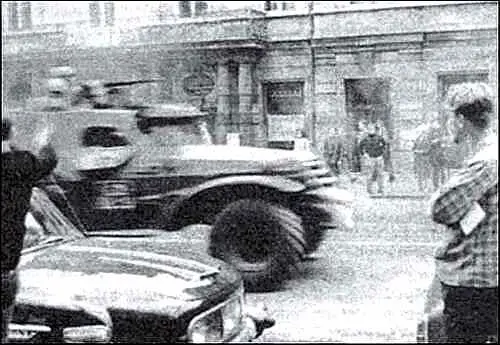 Советский БТР152 на улице города В семь часов дня 21 августа все чехословацкое - фото 195