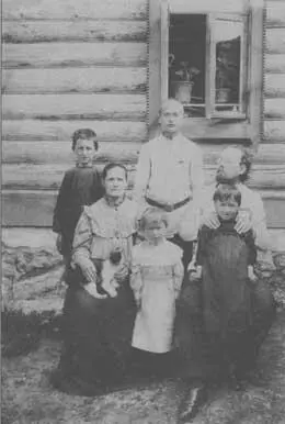 Семья Циолковских возле дома Бреева на Лебедянцевской улице 1902 г - фото 31