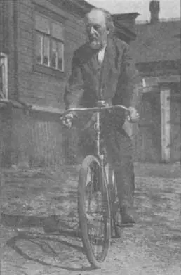 К Э Циолковский во дворе дома 1 по ул Циолковского 1934 г Фото Ф А - фото 38