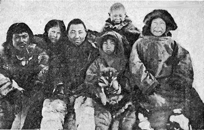 Семья чукчей переселенцев с ЧукоткиИм привыкшим к лютым зимам не страшны - фото 17