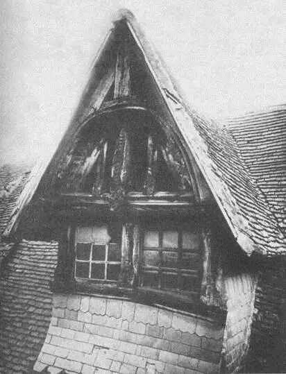 IX Лизьё Усадьба Саламандры XVI в Саламандра и два дракона на слуховом окне - фото 10
