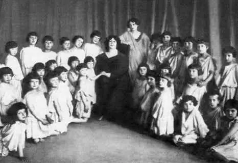 Айседора Дункан с учениками в танцевальной школе Москва 1921 г Здание - фото 38