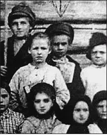 Павлик Морозов в центре среди сверстников Кричала пропаганда и о том что на - фото 73