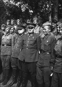 Командующий Волховским фронтом генерал армии КА Мерецков среди бойцов 1942 - фото 77