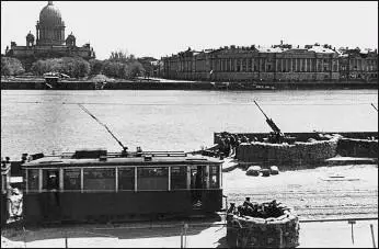 Зенитная батарея на Университетской набережной Ленинграда 1942 г Мы думаем - фото 78