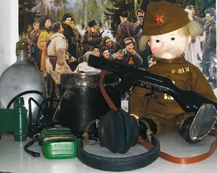 2Экспозиция бутафорских доспехов и оружие русских воинов разных эпох - фото 4