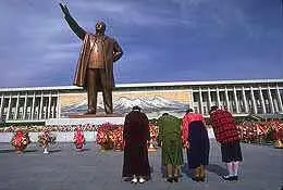 Обязательный ритуальный поклон перед памятником Ким Ир Сену Огнеподобная - фото 10