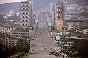 Картина типичная для Пхеньяна1984 равно как и для Пхеньяна2000 широкая и - фото 26