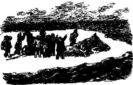 Зимой море замёрзло Рыбаки всем колхозом собрались на лёд ловить рыбу Взяли - фото 9