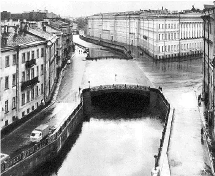Певческий мост В тот день граф обедал дома в компании своих двух секретарей и - фото 86