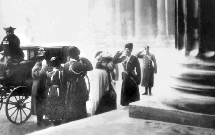 Прибытие императрицы Марии Федоровны в Казанский собор на благодарственный - фото 160