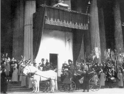 Прибытие Николая II с семьей на торжественный молебен Вот подъезжает - фото 161