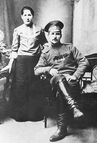 Казакатаманец Федор Стратонович Чукарин с женой 1916 г Реальное историческое - фото 15