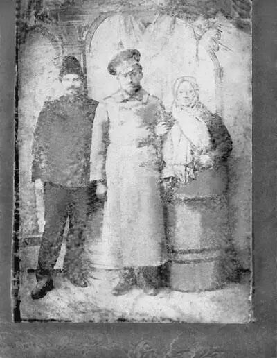 На побывке Х В Ермаков с двоюродным дядей и неизвестной 1915 г Почему же - фото 31