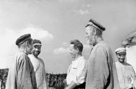 М А Шолохов беседует с казаками 1930е годы Вот комиссар Малкин Тот - фото 45