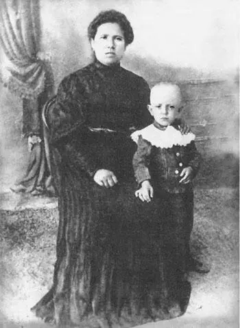 Миша Шолохов с матерью Анастасией Даниловной 1909 г С родителями отцом - фото 75