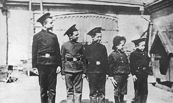 В московской гимназии Шелапутина 1914 г Крайний справа Миша Шолохов В - фото 77