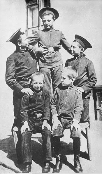 В Богучарской гимназии 1915 г Сидит слева Миша Шолохов Первый учитель М - фото 78