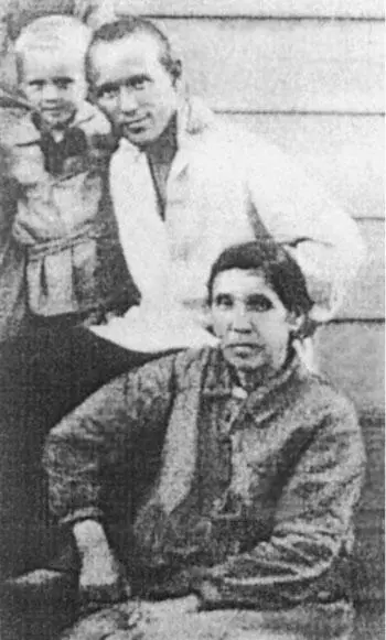 М А Шолохов с мамой Анастасией Даниловной и дочерью Светланой 1930е гг - фото 83