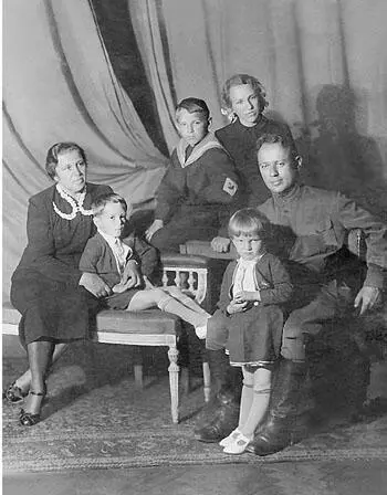 Семья М А Шолохова 1941 г Лишь в 1921 году после введения продналога - фото 84