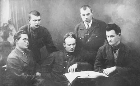 Среди каргинцев Шолохов в центре Слева направо А Триполев М Сивоволов - фото 85