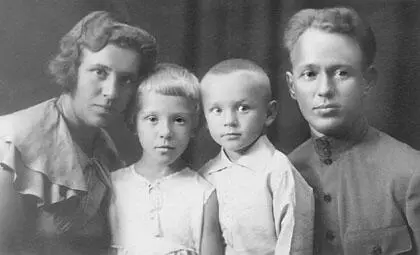 М А Шолохов с женой Марией Петровной и детьми сыном Мишей и дочерью - фото 91