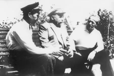 М А Шолохов с казаками Станица Вёшенская 1940е гг Убежден что такой - фото 92