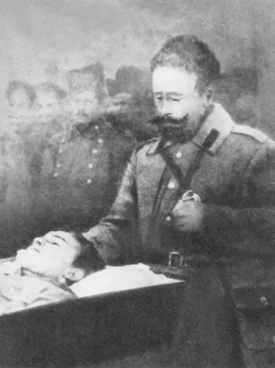 Ф К Миронов у гроба сына Никодима погибшего в империалистическую войну 12 - фото 109