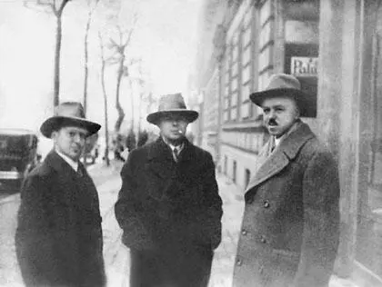 М Шолохов В Кудашев и Артем Веселый в Берлине в 1930 году В борьбе за - фото 113