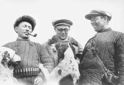 М Шолохов Ю Лукин и В Кудашев на охоте Начало 1930х гг Заметим чтобы в - фото 137