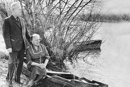 М Шолохов и Мария Петровна на берегу Дона 1965 г Фото В Турбина ГЛМ - фото 139