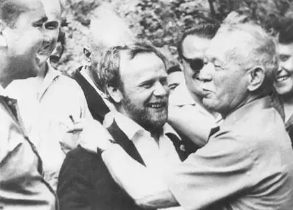 Михаил Шолохов и Василий Белов 14 июня 1967 г Станица Вёшенская Фото В - фото 144