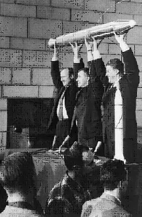УПикеринг Дж Ван Ален и В фон Браун с макетом Эксплорера1 Америка в - фото 83