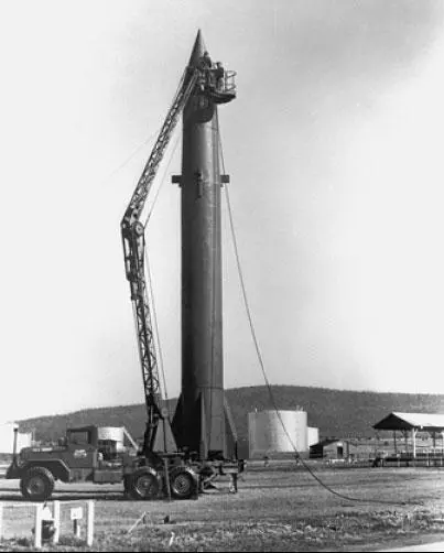 Подготовка ракеты Redstone в полевых условиях Фото из архива Редстоунского - фото 75
