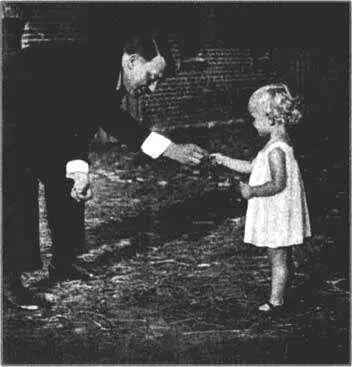 Фотографии Адольфа Гитлера Для малышей бегающих по комнатам по двору и саду - фото 57