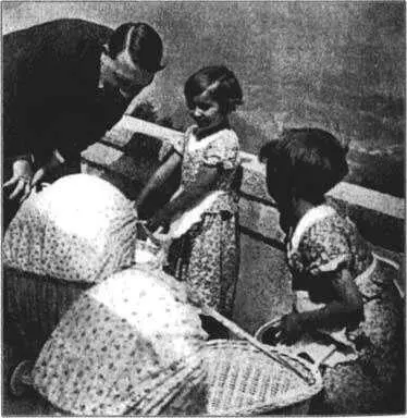 Фото Адольфа Гитлера У Гитлера дети чувствуют себя как дома От его ласкового - фото 58