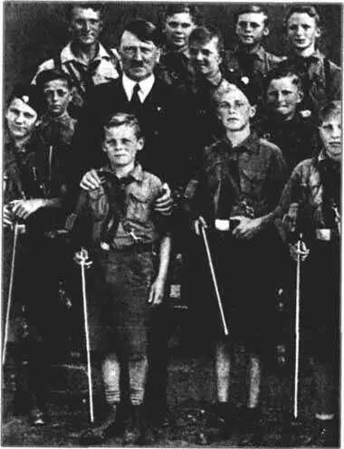 Adolf Hitler К нему приезжают дети даже из самых отдаленных мест Германии На - фото 61