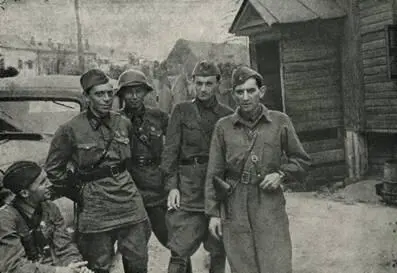 М Светлов Л Славин Н Богданов на фронте 1942 г Б Лавренев Л - фото 10
