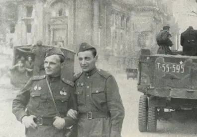 М Светлов Май 1945 г М Светлов среди участников литобъединения - фото 12