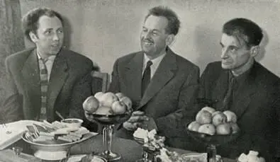 М Светлов с литовскими поэтами 1960 г М Светлов на своем юбилее 1963 г - фото 24