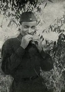 М Светлов на фронте 1942 г М Светлов Л Славин Н Богданов на фронте - фото 9