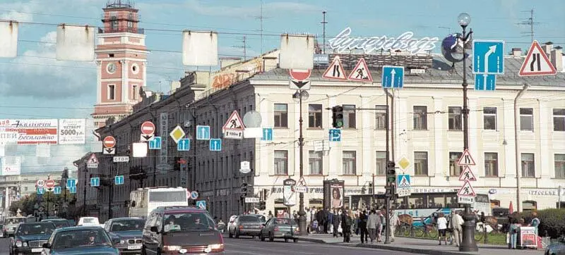 В кадр попало сорок пять знаков висящих над одним перекрестком Плюс реклама - фото 81