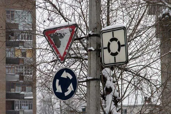 Круговое движение Сыктывкар 2004 Дублирование знаков тут необходимо по двум - фото 258