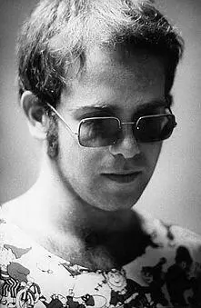 Elton John называл себя маленьким толстым рокнроллером и хотя достиг - фото 128